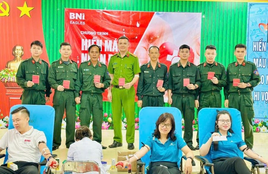 Hành động hiến máu cứu người của 8 cán bộ, chiến sĩ Công an Hà Tĩnh đã lan tỏa tinh thần nhân ái, trách nhiệm vì cộng đồng Hành động hiến máu cứu người của 8 cán bộ, chiến sĩ Công an Hà Tĩnh đã lan tỏa tinh thần nhân ái, trách nhiệm vì cộng đồng