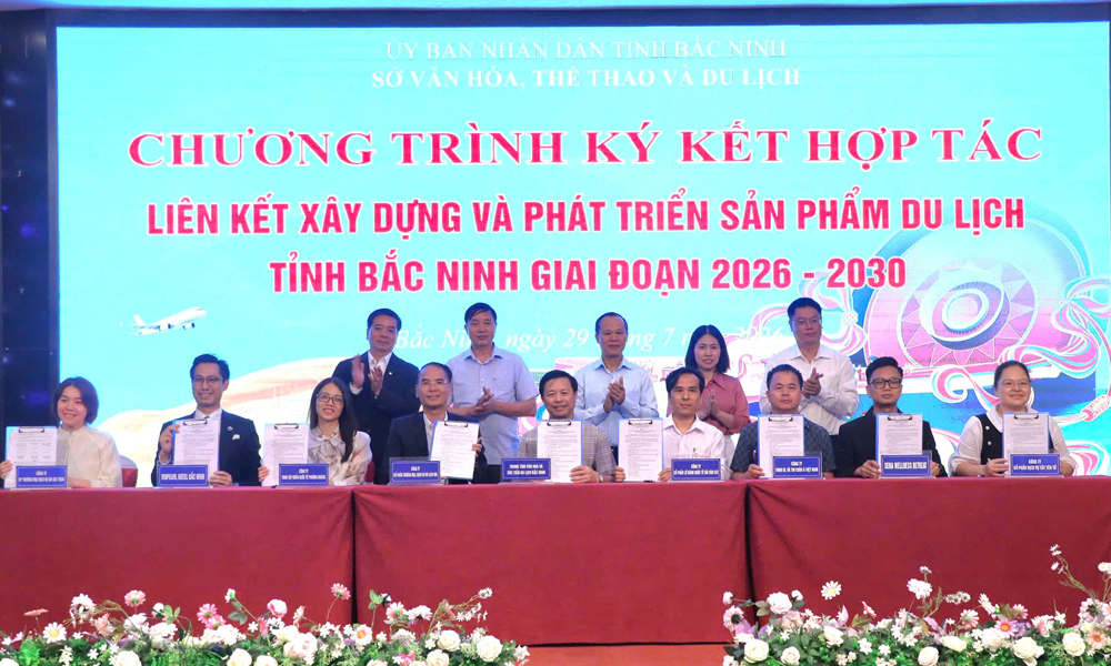 Đồng ch&iacute; Mai Sơn c&ugrave;ng c&aacute;c đại biểu chứng kiến lễ k&yacute; kết bi&ecirc;n bản ghi nhớ hợp t&aacute;c li&ecirc;n kết x&acirc;y dựng v&agrave; ph&aacute;t triển du lịch Bắc Ninh.