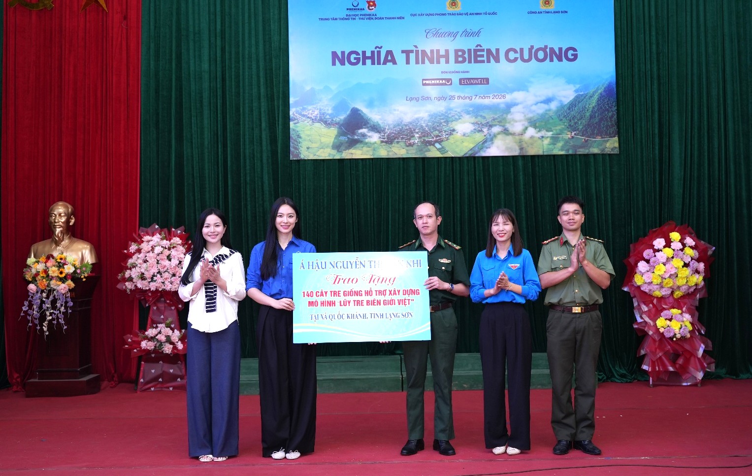 Đại diện các đơn vị trao tặng biểu trưng 140 cây tre giống hỗ trợ xây dựng mô hình Đại diện các đơn vị trao tặng biểu trưng 140 cây tre giống hỗ trợ xây dựng mô hình