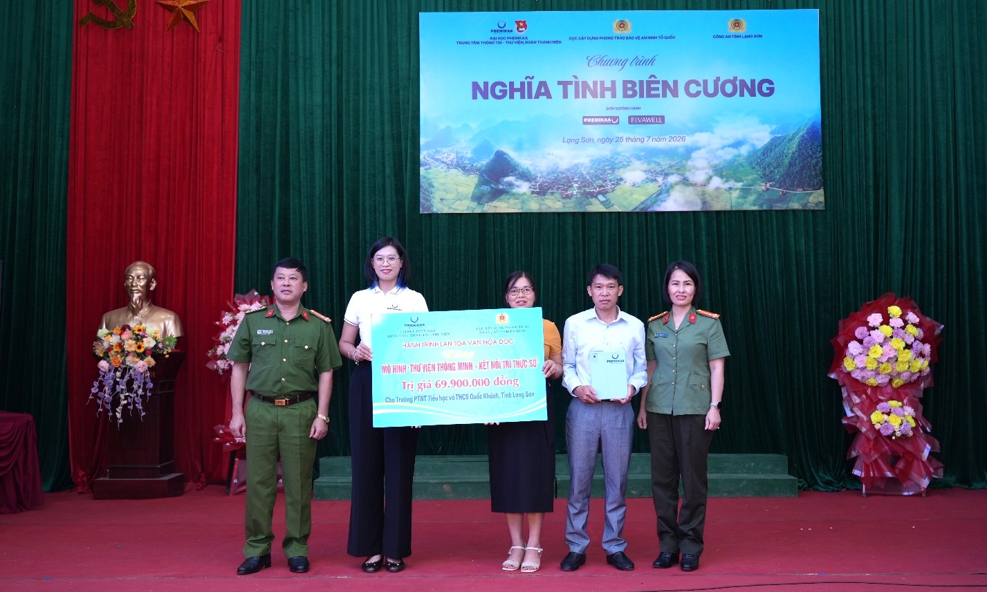 Đại diện Cục Xây dựng phong trào bảo vệ an ninh Tổ quốc, Bộ Công an và Trung tâm Thông tin - Thư viện, Đại học Phenikaa trao tặng biểu trưng mô hình Đại diện Cục Xây dựng phong trào bảo vệ an ninh Tổ quốc, Bộ Công an và Trung tâm Thông tin - Thư viện, Đại học Phenikaa trao tặng biểu trưng mô hình