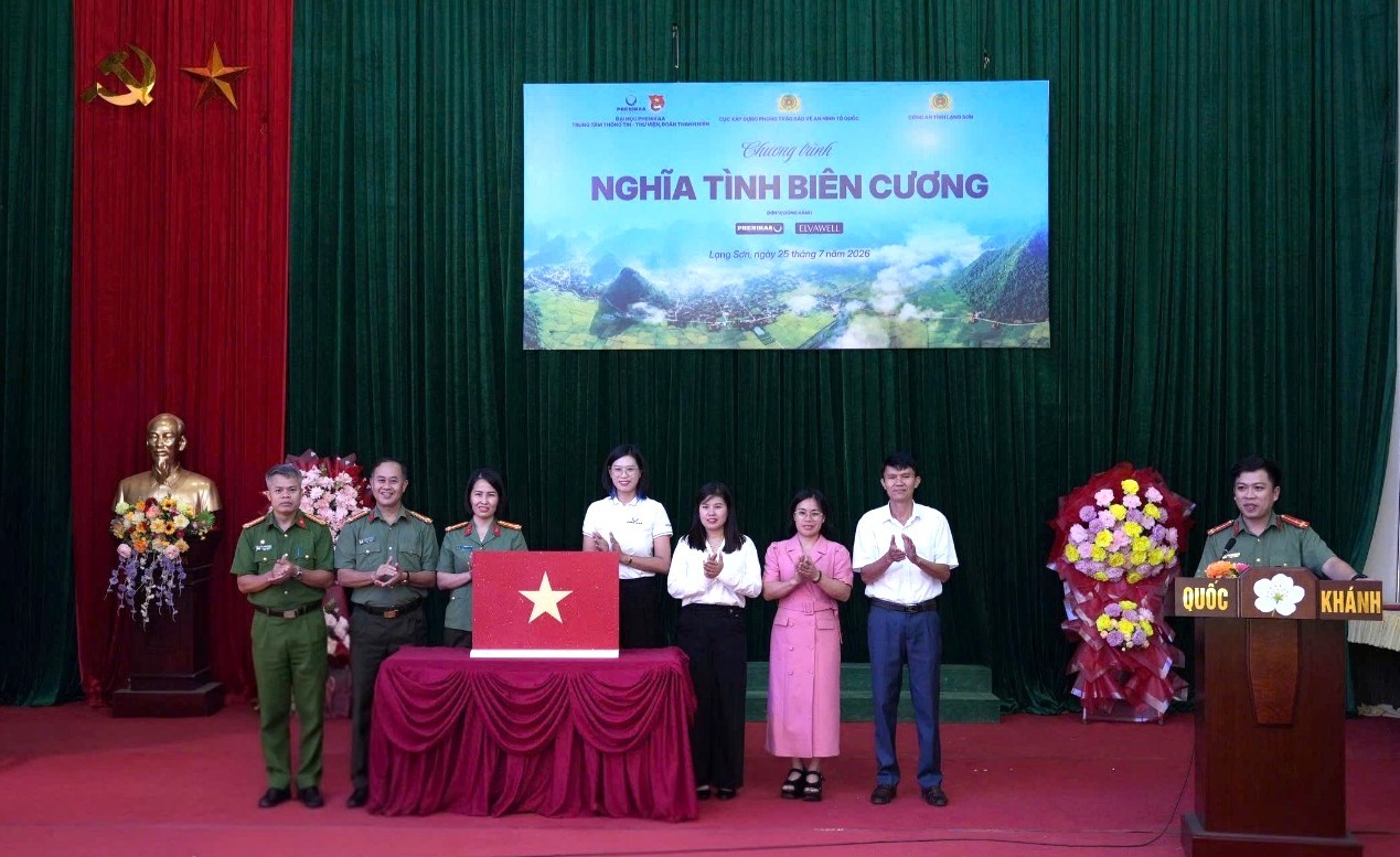 Đại diện Cục Xây dựng phong trào bảo vệ an ninh Tổ quốc, Bộ Công an và Trung tâm Thông tin - Thư viện, Đại học Phenikaa trao tặng cấp ủy, chính quyền xã Quốc Khánh lá cờ Tổ quốc bằng đá Đại diện Cục Xây dựng phong trào bảo vệ an ninh Tổ quốc, Bộ Công an và Trung tâm Thông tin - Thư viện, Đại học Phenikaa trao tặng cấp ủy, chính quyền xã Quốc Khánh lá cờ Tổ quốc bằng đá