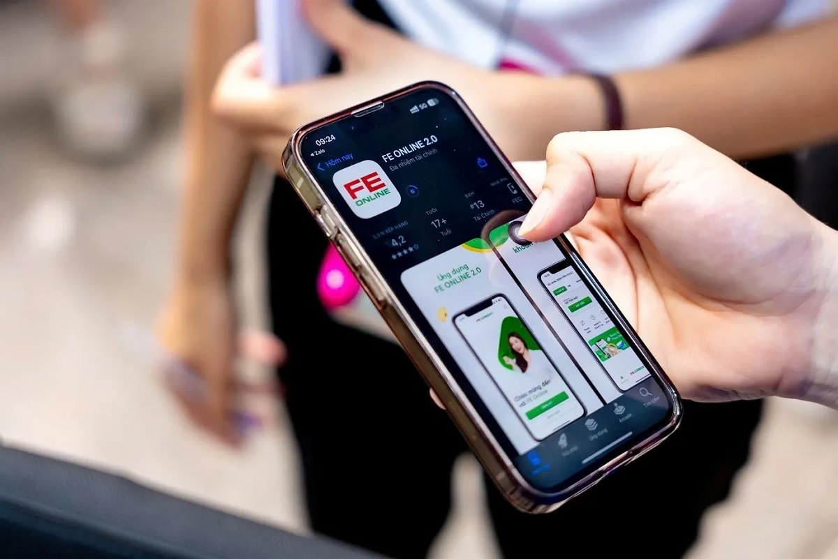 Khách hàng dễ dàng tìm hiểu và đăng ký ngay trên ứng dụng FE ONLINE 2.0. Ảnh FE CREDIT. Khách hàng dễ dàng tìm hiểu và đăng ký ngay trên ứng dụng FE ONLINE 2.0. Ảnh FE CREDIT.