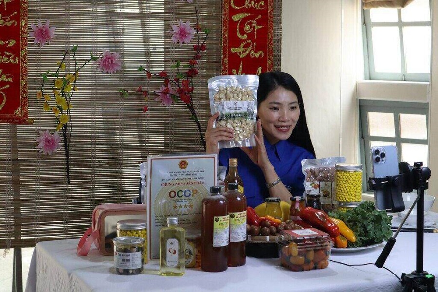 Người b&aacute;n h&agrave;ng đưa sản phẩm OCOP l&ecirc;n s&agrave;n thương mại điện tử. (Ảnh: Việt Quỳnh)