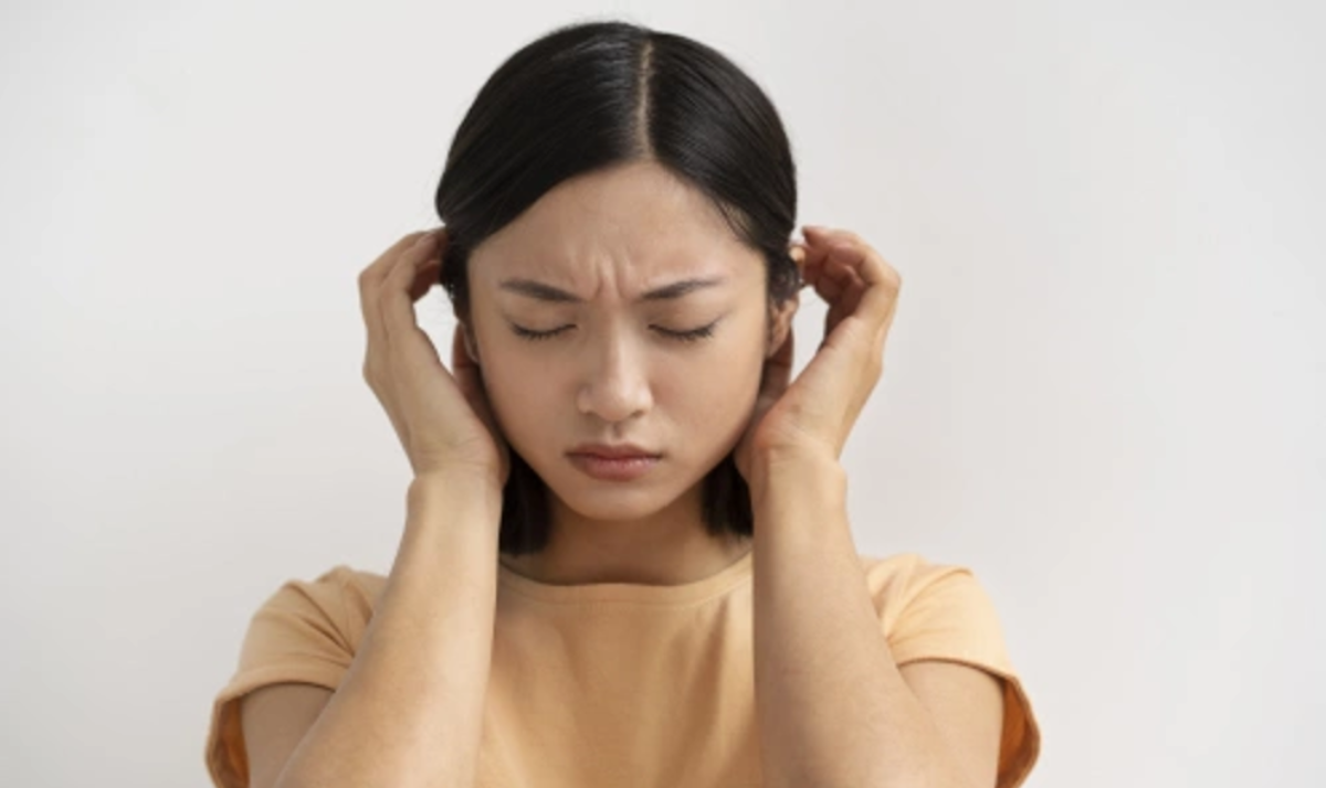 Ve kêu trong tai là biểu hiện điển hình của chứng ù tai Ve kêu trong tai là biểu hiện điển hình của chứng ù tai