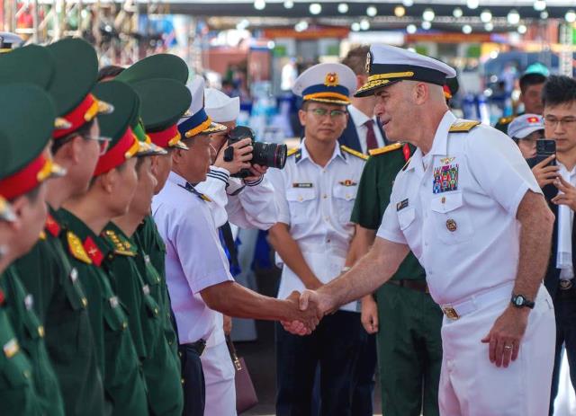 Lãnh đạo Bộ Tư lệnh Vùng 3 Hải quân, đại diện Bộ Quốc phòng, Bộ Ngoại giao, Sở Ngoại vụ thành phố Đà Nẵng và một số cơ quan chức năng của Việt Nam chào mừng Đoàn tàu Hải quân Hoa Kỳ cập cảng Tiên Sa, thăm Đà Nẵng. Lãnh đạo Bộ Tư lệnh Vùng 3 Hải quân, đại diện Bộ Quốc phòng, Bộ Ngoại giao, Sở Ngoại vụ thành phố Đà Nẵng và một số cơ quan chức năng của Việt Nam chào mừng Đoàn tàu Hải quân Hoa Kỳ cập cảng Tiên Sa, thăm Đà Nẵng.