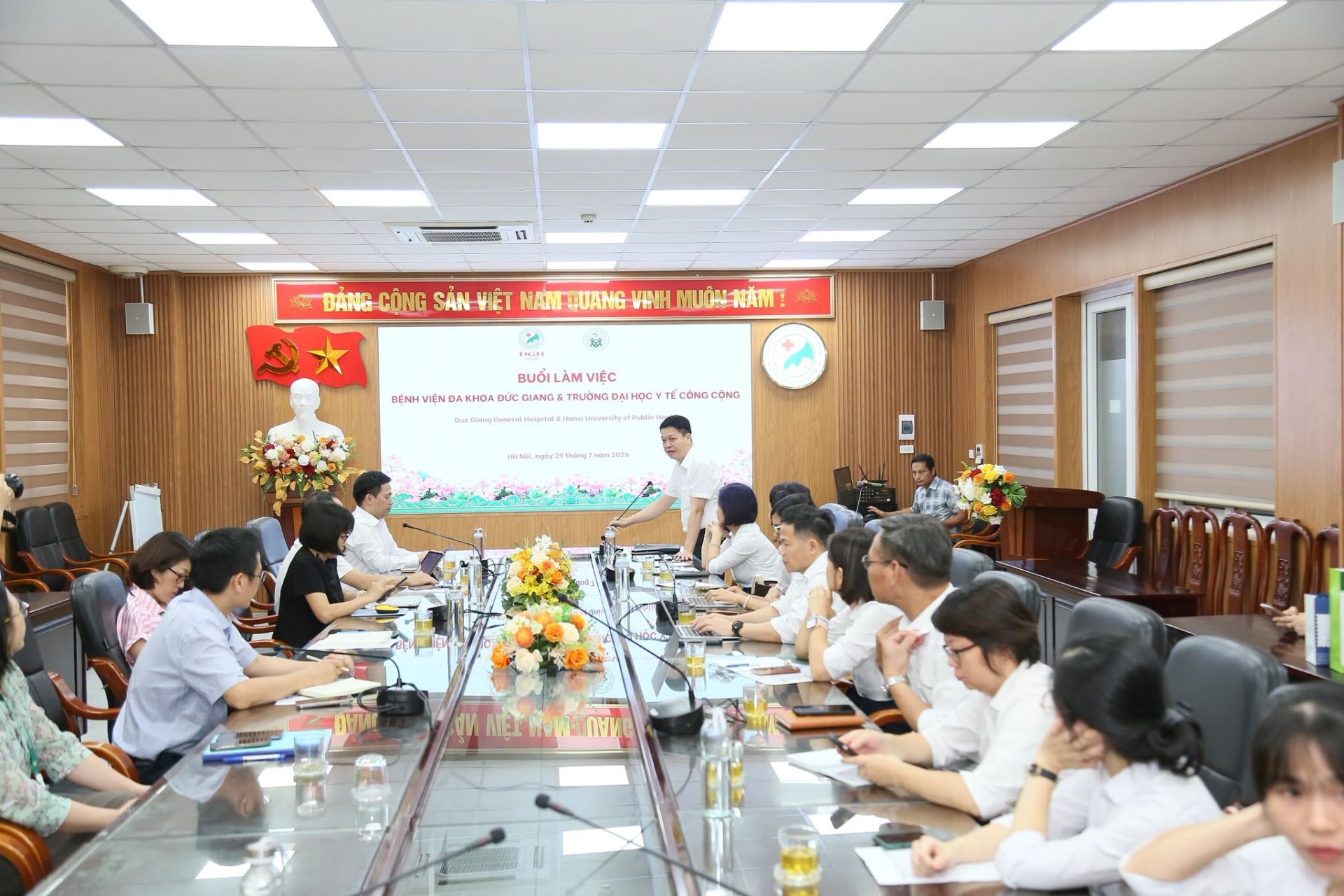 GS.TS Ho&agrave;ng Văn Minh - Hiệu trưởng Nh&agrave; trường ph&aacute;t biểu tại buổi l&agrave;m việc