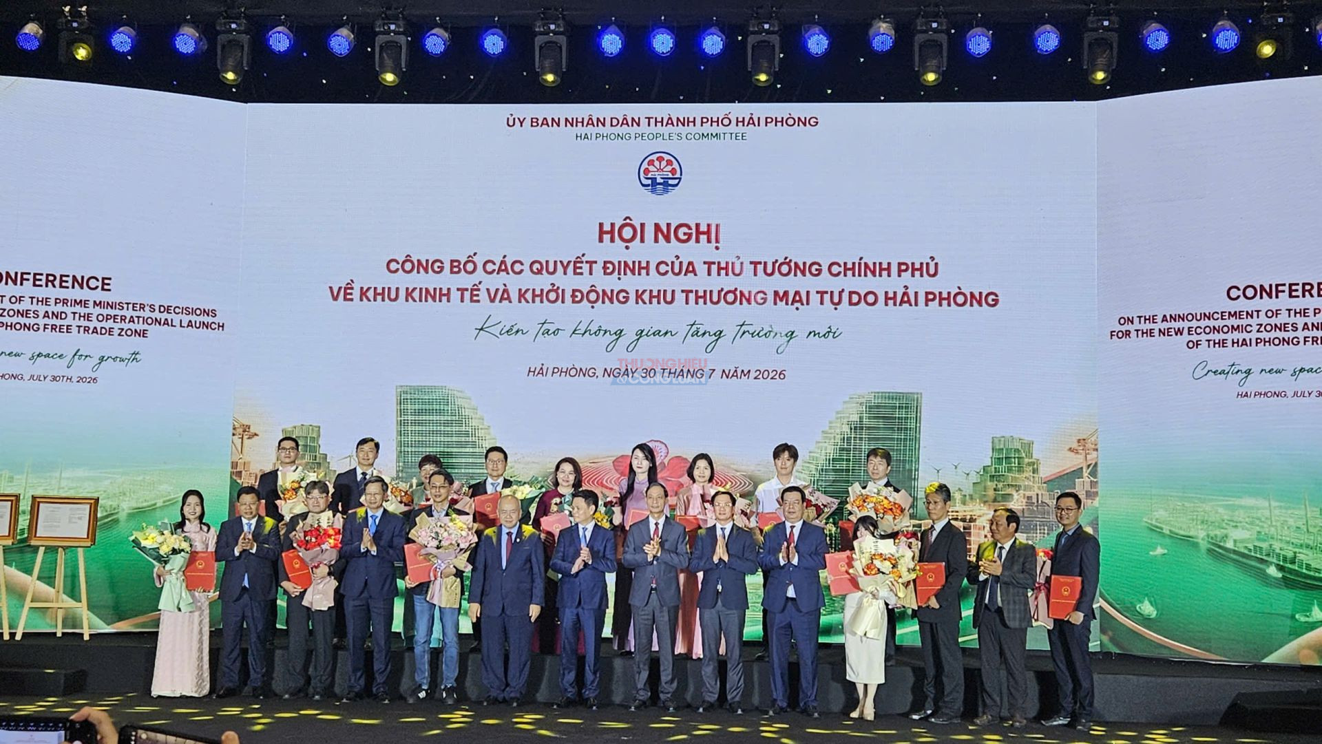 Tặng hoa và trao Giấy chứng nhận đầu tư cấp mới và điều chỉnh tăng vốn đầu tư. Tặng hoa và trao Giấy chứng nhận đầu tư cấp mới và điều chỉnh tăng vốn đầu tư.