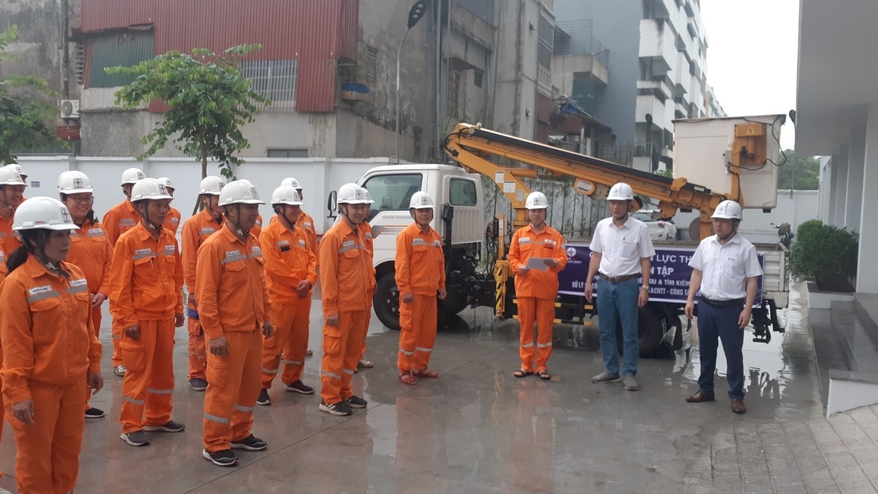 Lãnh đạo tại các đơn vị phổ biến nội dung công việc, nhận diện mối nguy và biện pháp an toàn trước khi thực hiện nhiệm vụ Lãnh đạo tại các đơn vị phổ biến nội dung công việc, nhận diện mối nguy và biện pháp an toàn trước khi thực hiện nhiệm vụ