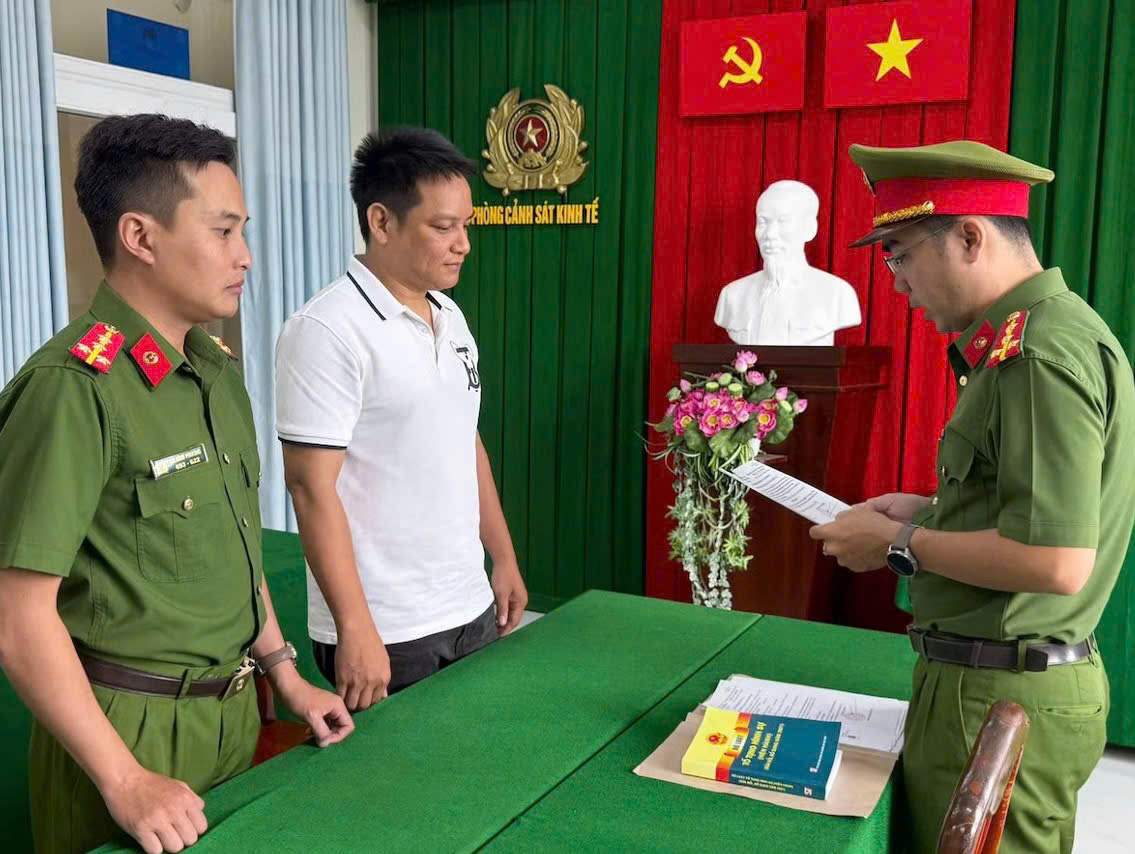 Cơ quan CSĐT tống đạt c&aacute;c quyết định tố tụng đối với bị can Th&aacute;i L&ecirc; Minh Tuấn.
