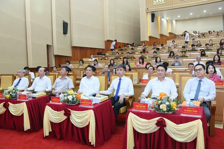 C&aacute;c đại biểu về tham dự buổi lễ