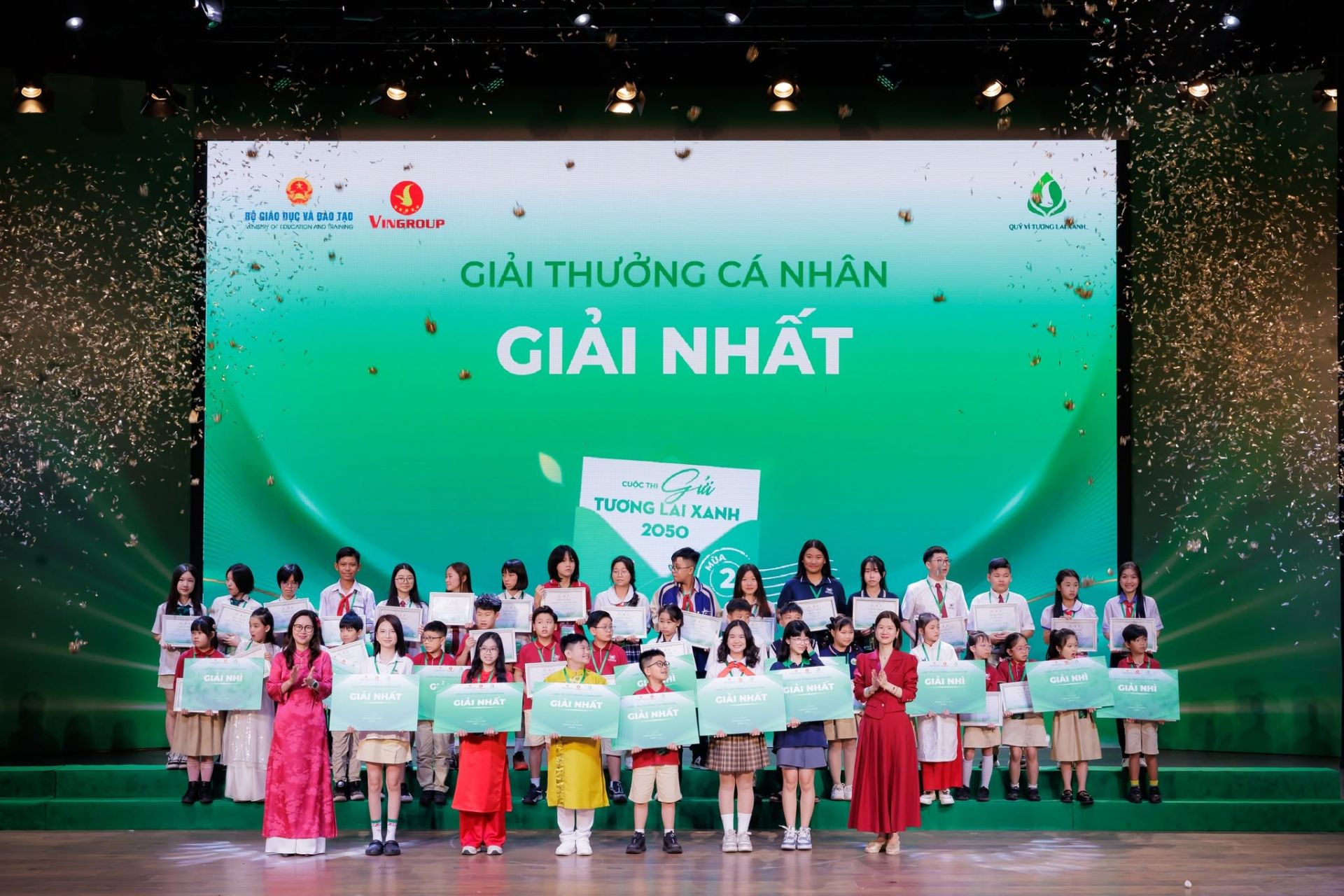C&aacute;c th&iacute; sinh được trao Giải Nhất ở c&aacute;c hạng mục t&aacute;c phẩm thuộc 2 bảng (Tiểu học v&agrave; Trung học cơ sở) trong m&ugrave;a 2. Cuộc thi m&ugrave;a 3 đặt mục ti&ecirc;u thu h&uacute;t gấp đ&ocirc;i số lượng th&iacute; sinh tham gia so với năm trước. Ảnh: BTC.