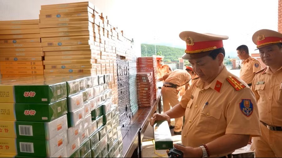 CSGT Huế phát hiện hơn 27.000 bao thuốc lá nhập lậu giấu trong xe khách giường nằm