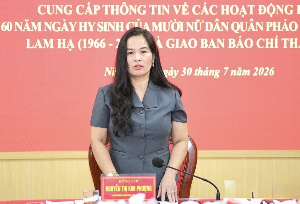 Nguyễn Thị Kim Phượng, Phó Trưởng Ban Tuyên giáo và Dân vận Tỉnh ủy phát biểu tại hội nghị Nguyễn Thị Kim Phượng, Phó Trưởng Ban Tuyên giáo và Dân vận Tỉnh ủy phát biểu tại hội nghị