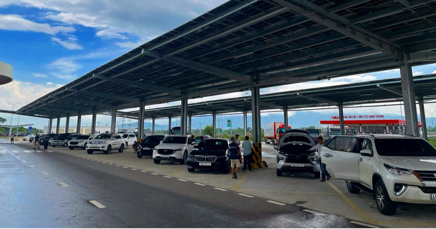 B&atilde;i đỗ xe trong Trạm dừng nghỉ Km205+092. Ảnh: PN