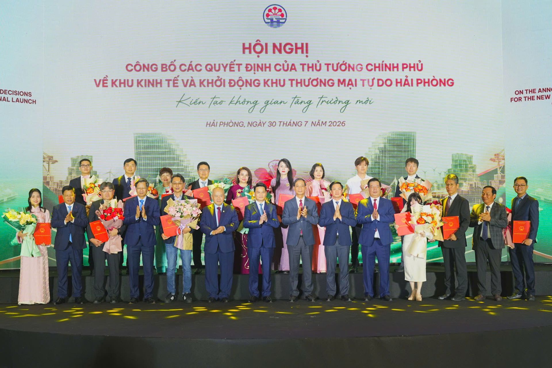 Lãnh đạo thành phố trao Giấy chứng nhận đăng ký đầu tư cho đại diện các doanh nghiệp. Ảnh: haiphong.gov.vn Lãnh đạo thành phố trao Giấy chứng nhận đăng ký đầu tư cho đại diện các doanh nghiệp. Ảnh: haiphong.gov.vn