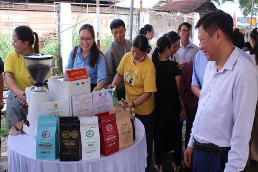 Đại biểu tham quan c&aacute;c gian h&agrave;ng trưng b&agrave;y, giới thiệu c&aacute;c sản phẩm, giải ph&aacute;p đầu v&agrave;o cho ng&agrave;nh n&ocirc;ng nghiệp.