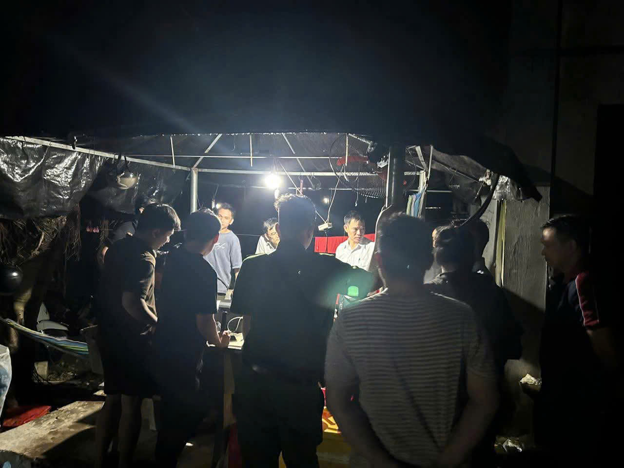 Cơ quan chức năng l&agrave;m việc 2 trại heo nghi ngờ dương t&iacute;nh chất cấm tại khu phố Lộ 25, phường Dầu Gi&acirc;y, th&agrave;nh phố Đồng Nai.