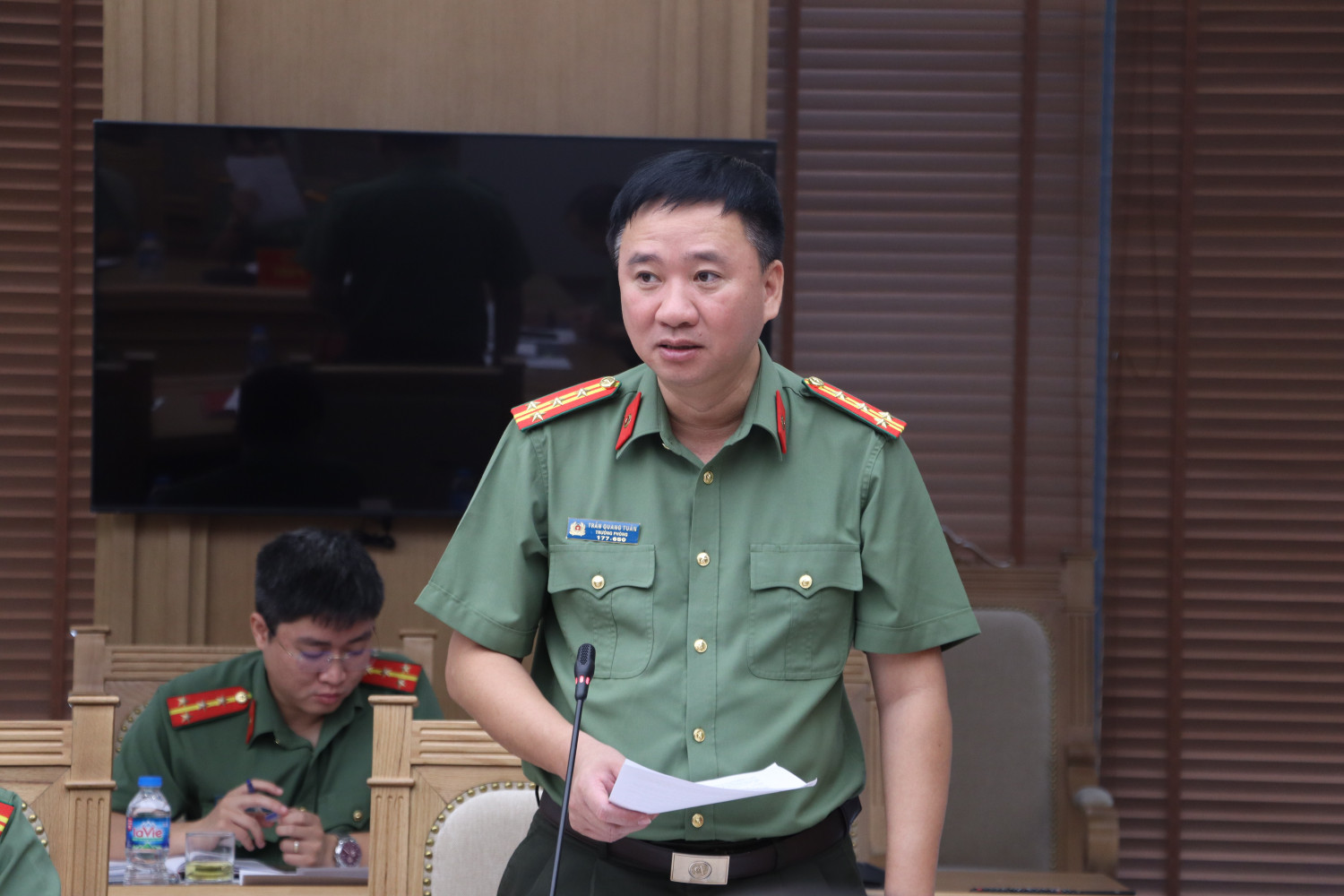Đại tá Trần Quang Tuấn, Trưởng phòng Tham mưu (Công an tỉnh Quảng Ninh) trình bày báo cáo tóm tắt tại hội nghị Đại tá Trần Quang Tuấn, Trưởng phòng Tham mưu (Công an tỉnh Quảng Ninh) trình bày báo cáo tóm tắt tại hội nghị
