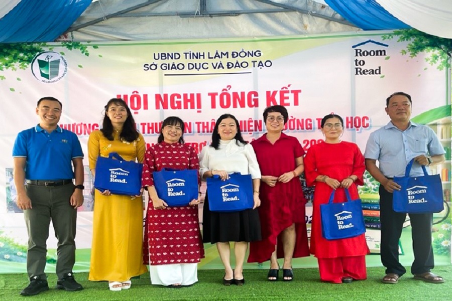 Tiến sĩ Ngô Hiền Tuyên, Vụ Giáo dục phổ thông, Bộ Giáo dục và Đào tạo và tổ chức Room To Read trao quà lưu niệm cho đại diện các trường tham gia chương trình tại hội nghị tổng kết. Tiến sĩ Ngô Hiền Tuyên, Vụ Giáo dục phổ thông, Bộ Giáo dục và Đào tạo và tổ chức Room To Read trao quà lưu niệm cho đại diện các trường tham gia chương trình tại hội nghị tổng kết.
