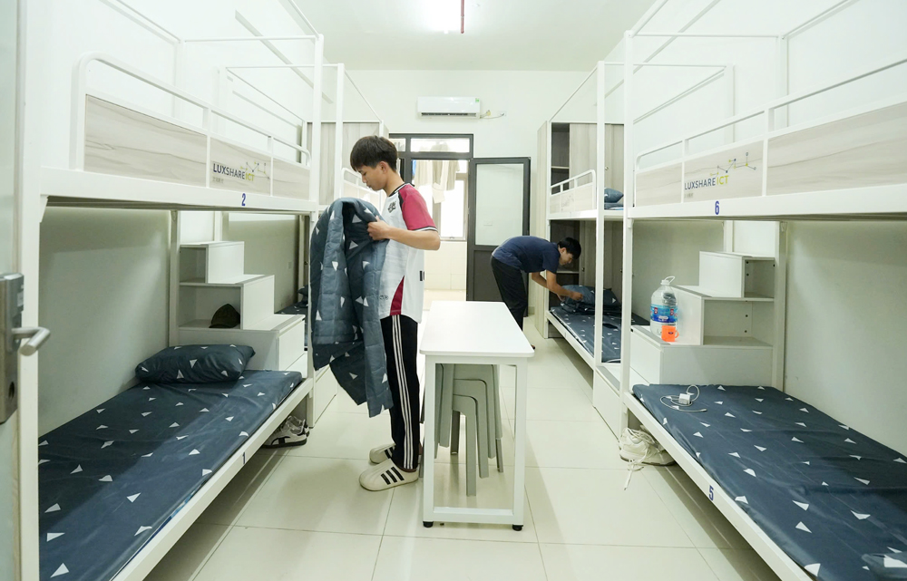 Ký túc xá Công ty trách nhiệm hữu hạn Luxshare-ICT được đầu tư khang trang, đáp ứng nhu cầu sinh hoạt của công nhân. Ký túc xá Công ty trách nhiệm hữu hạn Luxshare-ICT được đầu tư khang trang, đáp ứng nhu cầu sinh hoạt của công nhân.