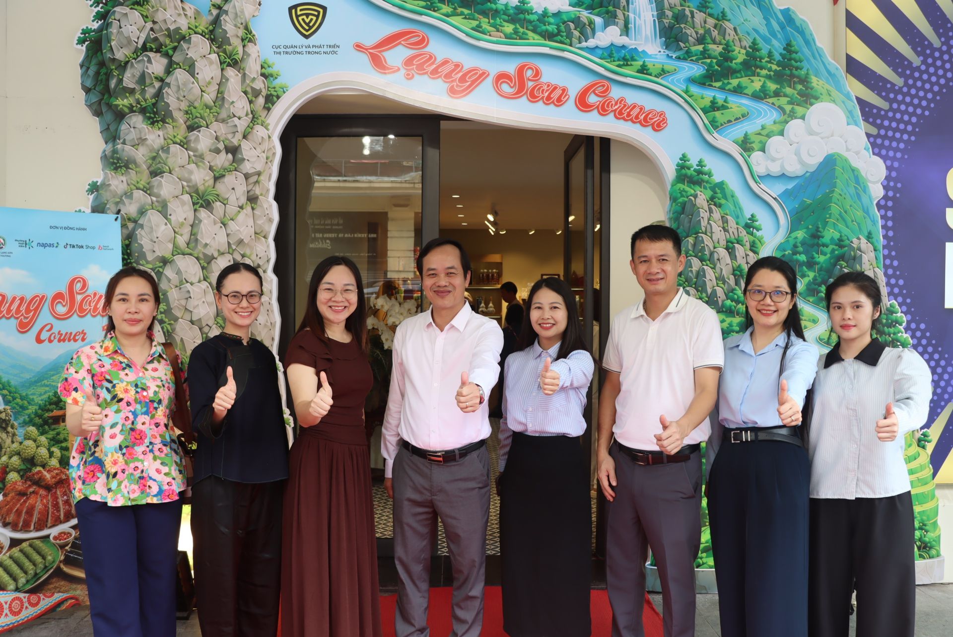 Ông Bùi Quốc Khánh, Giám đốc Sở Công Thương tỉnh Lạng Sơn (đứng giữa) tham gia chương trình Ông Bùi Quốc Khánh, Giám đốc Sở Công Thương tỉnh Lạng Sơn (đứng giữa) tham gia chương trình