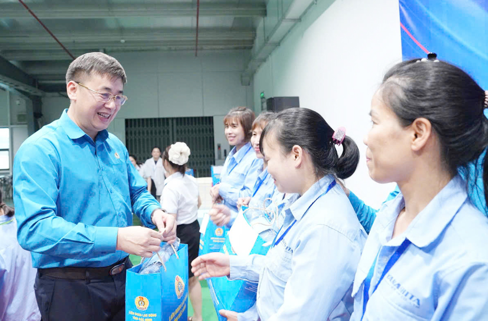 Lãnh đạo Liên đoàn Lao động tỉnh tặng quà công nhân khó khăn. Lãnh đạo Liên đoàn Lao động tỉnh tặng quà công nhân khó khăn.
