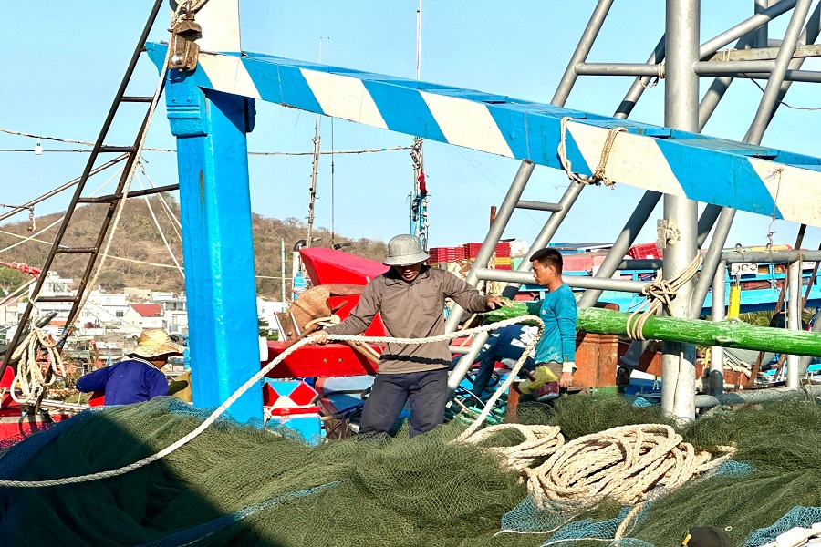 Ngư dân chuẩn bị dụng cụ để ra khơi đánh bắt hải sản. Ngư dân chuẩn bị dụng cụ để ra khơi đánh bắt hải sản.