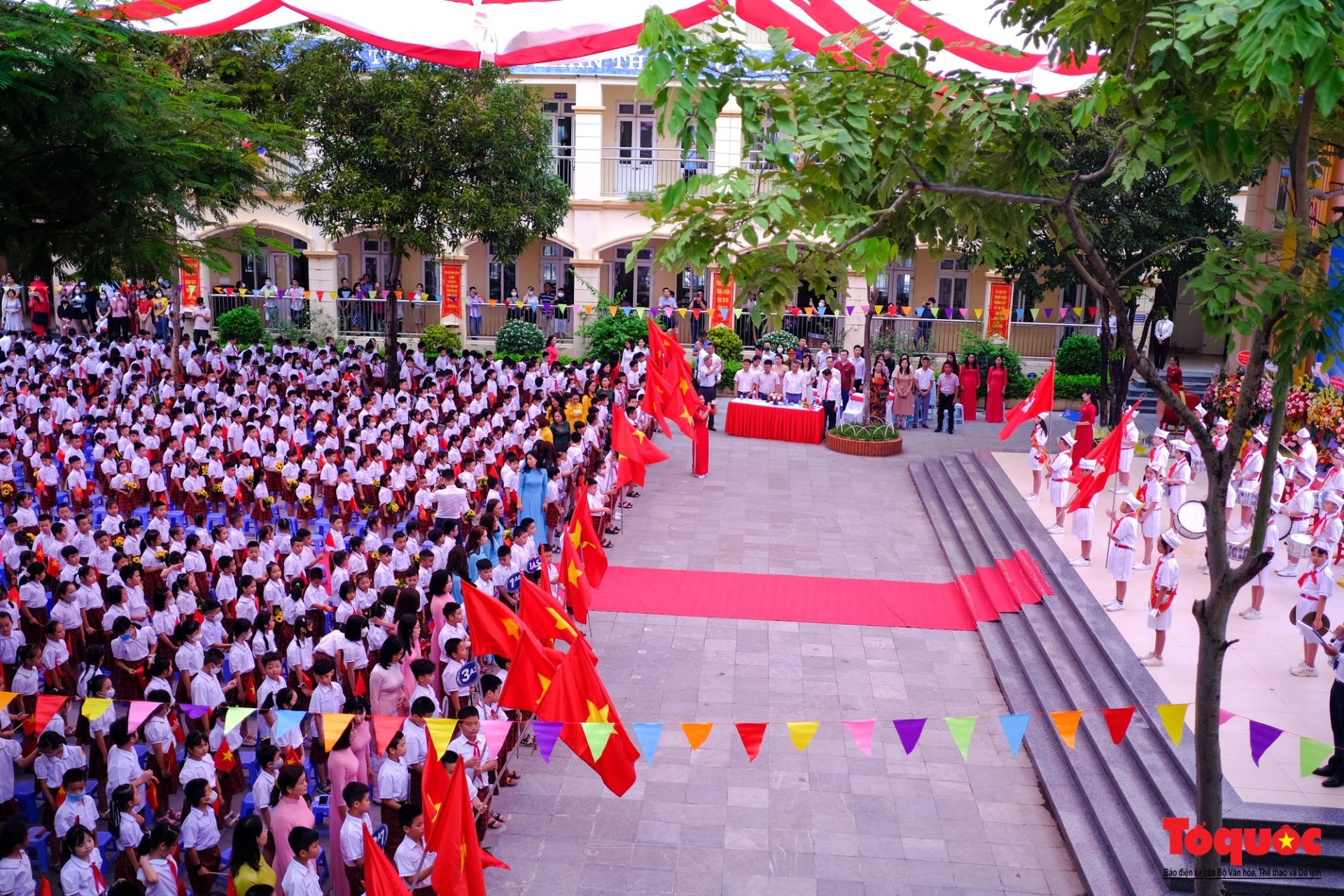 Giáo viên và học sinh Hà Nội trong ngày khai giảng năm học mới. Việc bổ sung gần 860 giáo viên, nhân viên sẽ góp phần bảo đảm nguồn nhân lực, nâng cao chất lượng dạy và học tại các cơ sở giáo dục công lập trên địa bàn Thủ đô. Giáo viên và học sinh Hà Nội trong ngày khai giảng năm học mới. Việc bổ sung gần 860 giáo viên, nhân viên sẽ góp phần bảo đảm nguồn nhân lực, nâng cao chất lượng dạy và học tại các cơ sở giáo dục công lập trên địa bàn Thủ đô.