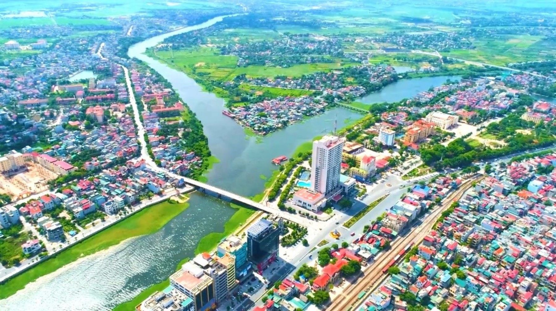 Tầm nh&igrave;n đến năm 2030, Ninh B&igrave;nh phấn đấu trở th&agrave;nh tỉnh số, Đ&ocirc; thị th&ocirc;ng minh, xanh v&agrave; bền vững h&agrave;ng đầu khu vực Đồng bằng s&ocirc;ng Hồng, l&agrave; trung t&acirc;m đổi mới s&aacute;ng tạo, sản xuất th&ocirc;ng minh v&agrave; dịch vụ chất lượng cao