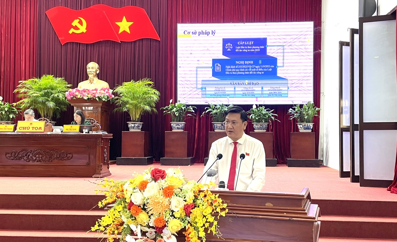 Ông Mai Văn Tân, Giám đốc Sở Xây dựng TP. Cần Thơ đọc Tờ trình thông qua HĐND TP. Cần Thơ Ông Mai Văn Tân, Giám đốc Sở Xây dựng TP. Cần Thơ đọc Tờ trình thông qua HĐND TP. Cần Thơ