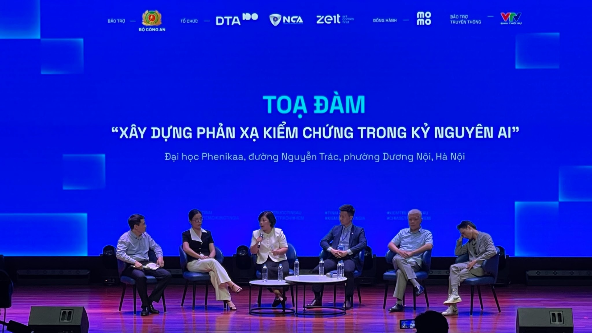 C&aacute;c diễn giả chia sẻ tại toạ đ&agrave;m "X&acirc;y dựng phản xạ kiểm chứng trong kỷ nguy&ecirc;n AI".