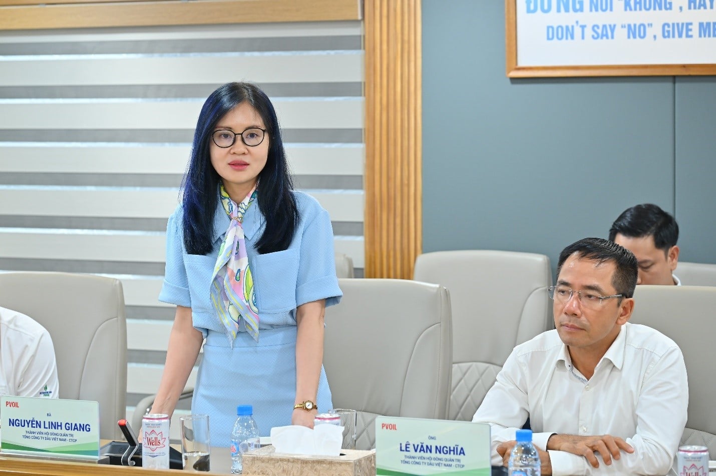 Bà Nguyễn Linh Giang - Thành viên HĐQT phát biểu tại Hội nghị Bà Nguyễn Linh Giang - Thành viên HĐQT phát biểu tại Hội nghị