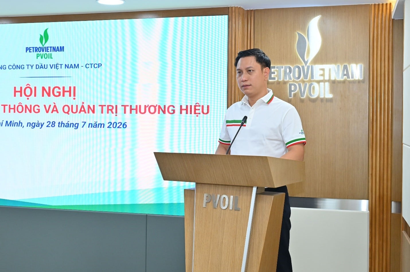 Ông Ngô Ngọc Linh - Phó Chánh Văn phòng giới thiệu về bộ nhận dạng thương hiệu mới Ông Ngô Ngọc Linh - Phó Chánh Văn phòng giới thiệu về bộ nhận dạng thương hiệu mới