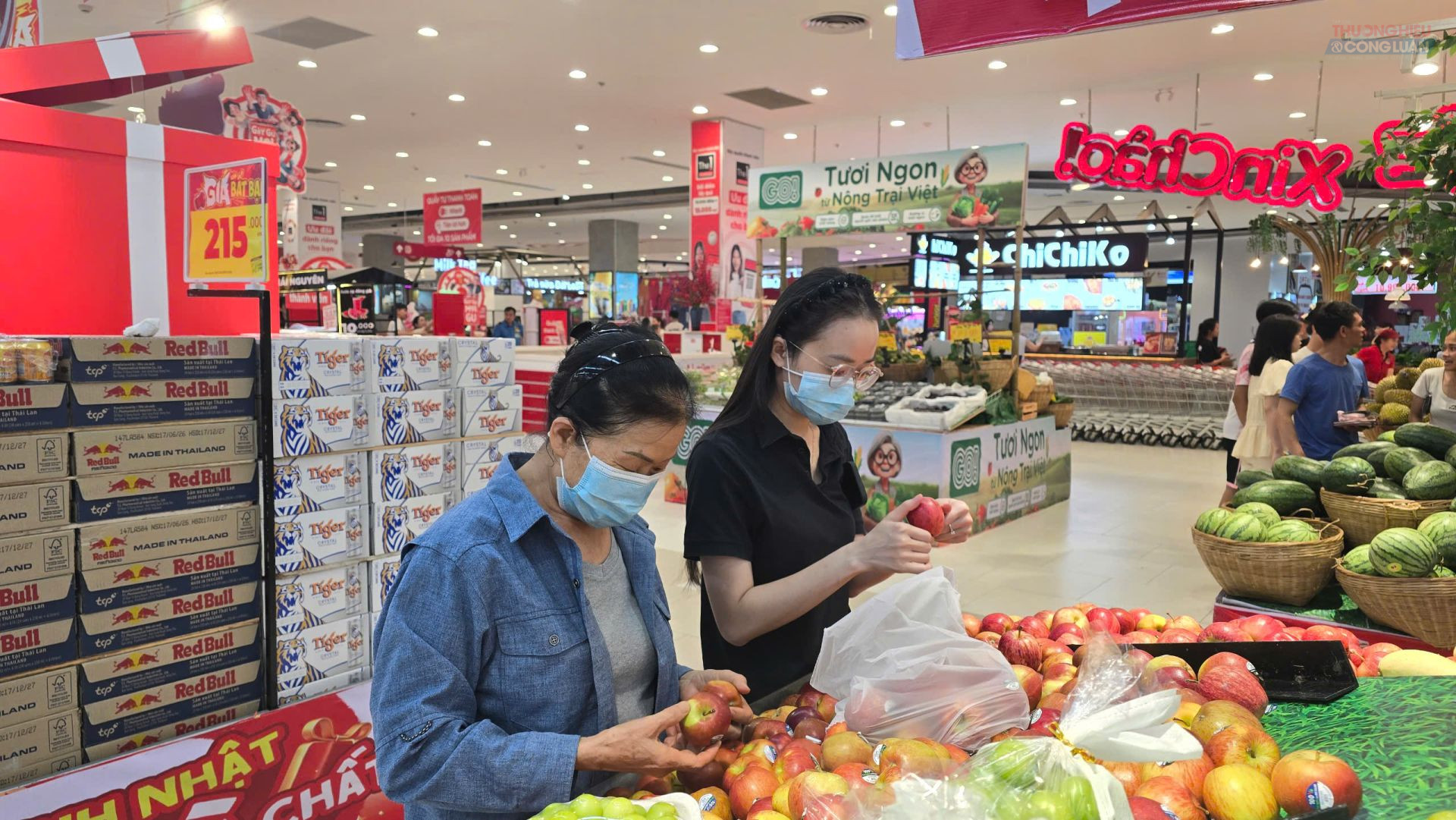 Người tiêu dùng mua sắm hàng Việt tại hệ thống siêu thị ở Hà Nội, góp phần thúc đẩy tiêu dùng nội địa và tạo đầu ra ổn định cho doanh nghiệp trong nước. Người tiêu dùng mua sắm hàng Việt tại hệ thống siêu thị ở Hà Nội, góp phần thúc đẩy tiêu dùng nội địa và tạo đầu ra ổn định cho doanh nghiệp trong nước.