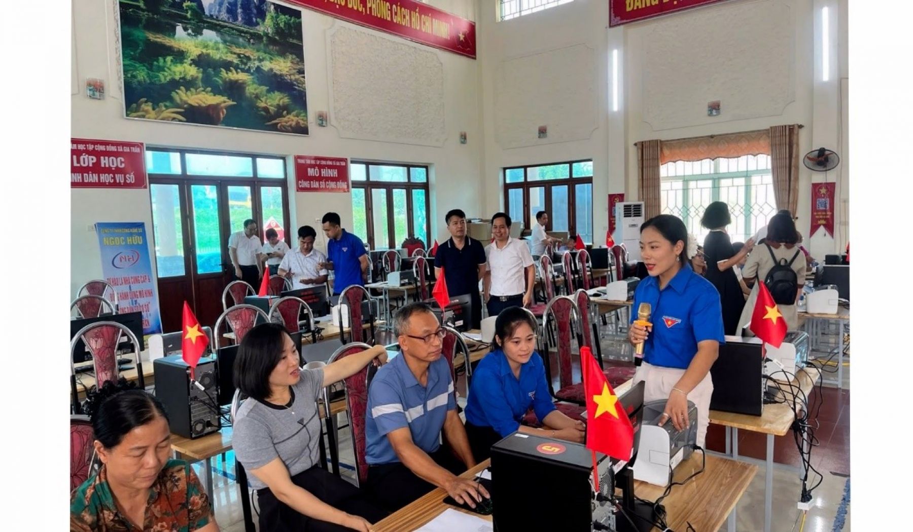 Sở Khoa học v&agrave; C&ocirc;ng nghệ (cơ quan Thường trực Đề &aacute;n Chuyển đổi số tỉnh Ninh B&igrave;nh) đ&atilde; chỉ đạo c&aacute;c ph&ograve;ng, đơn vị trực thuộc Sở tổ chức c&aacute;c lớp đ&agrave;o tạo, bồi dưỡng kiến thức, kỹ năng số &nbsp;cho c&aacute;n bộ, c&ocirc;ng chức, vi&ecirc;n chức, người lao động v&agrave; người d&acirc;n tr&ecirc;n địa b&agrave;n tỉnh