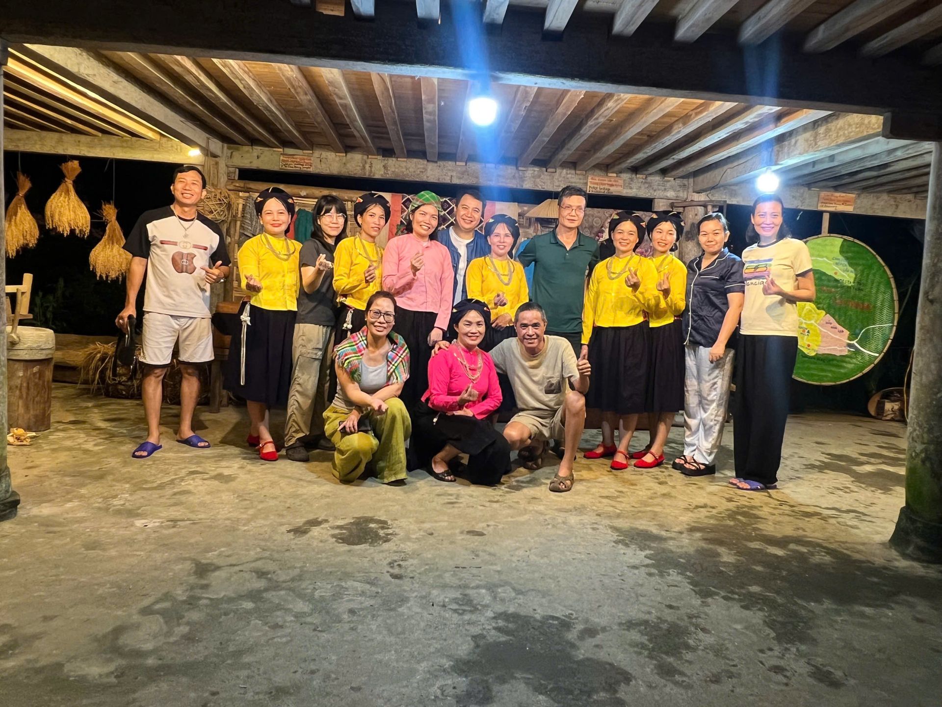 Du khách giao lưu, trải nghiệm không gian văn hóa truyền thống tại HTX nông nghiệp và dịch vụ Lâm Thượng Du khách giao lưu, trải nghiệm không gian văn hóa truyền thống tại HTX nông nghiệp và dịch vụ Lâm Thượng