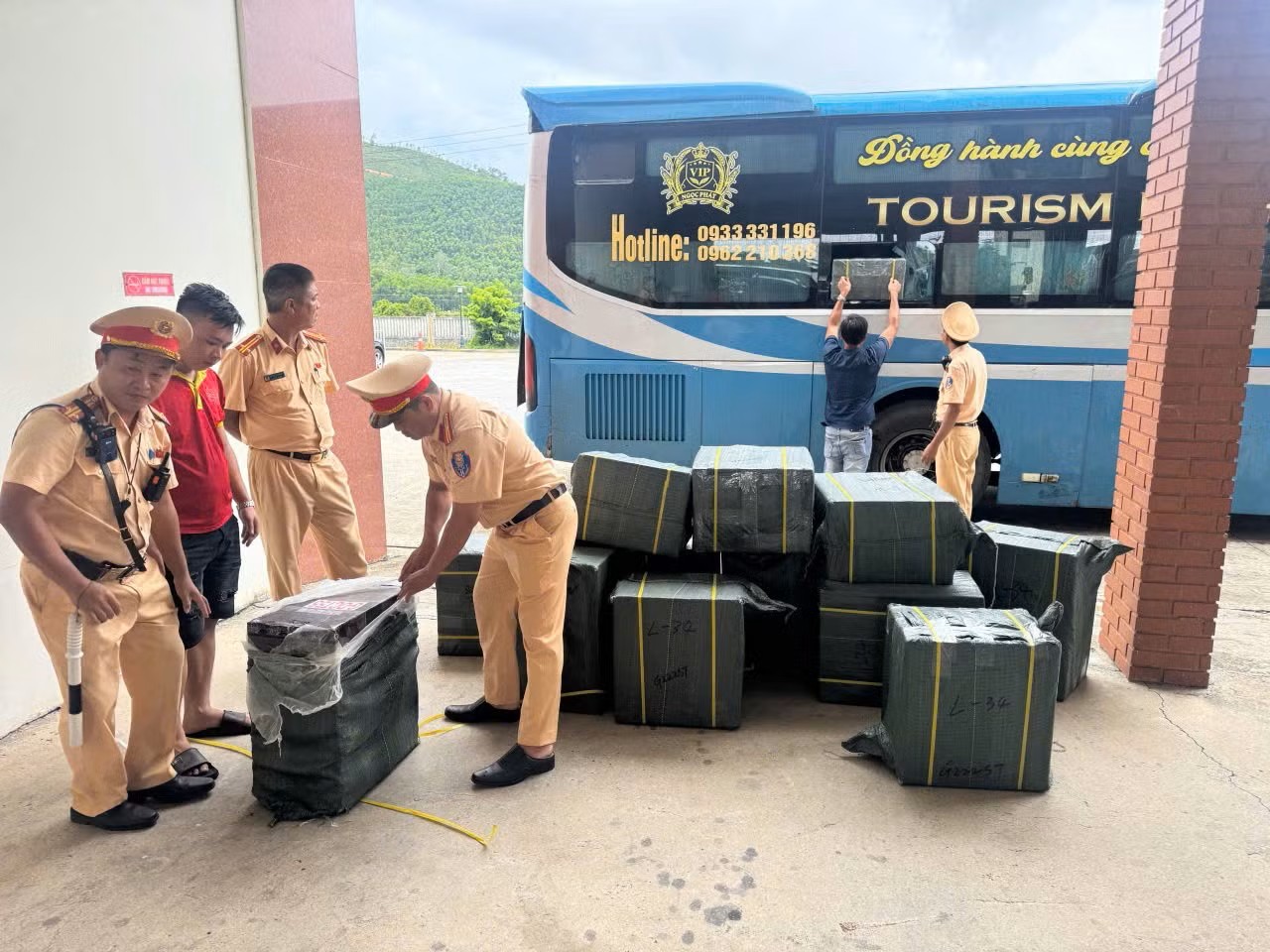 Những thùng hàng nhập lậu được cất giấu trong khoang hành lý xe khách BKS 72H-070.30. Những thùng hàng nhập lậu được cất giấu trong khoang hành lý xe khách BKS 72H-070.30.