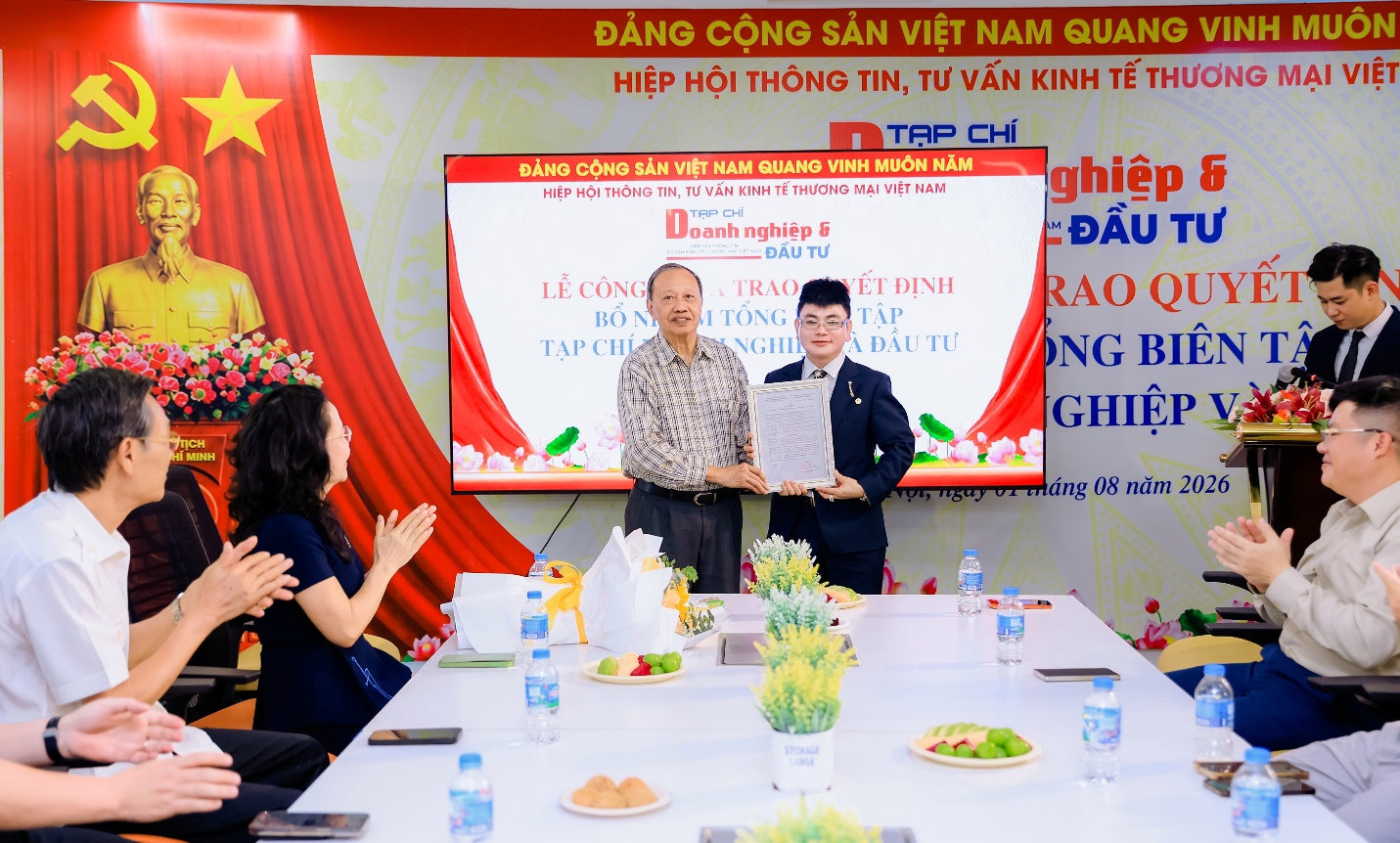 &Ocirc;ng Lương Văn Tự, Chủ tịch Hiệp hội Th&ocirc;ng tin, tư vấn kinh tế thương mại Việt Nam; nguy&ecirc;n Thứ trưởng Bộ C&ocirc;ng Thương, Trưởng đo&agrave;n Đ&agrave;m ph&aacute;n gia nhập WTO của Ch&iacute;nh phủ v&agrave; Cộng đồng Kinh tế ASEAN trao Quyết định bổ nhiệm Nh&agrave; b&aacute;o Đ&agrave;o B&igrave;nh giữ chức Tổng Bi&ecirc;n tập Tạp ch&iacute; Doanh nghiệp v&agrave; Đầu tư, diễn ra s&aacute;ng 1/8/2026 tại H&agrave; Nội.
