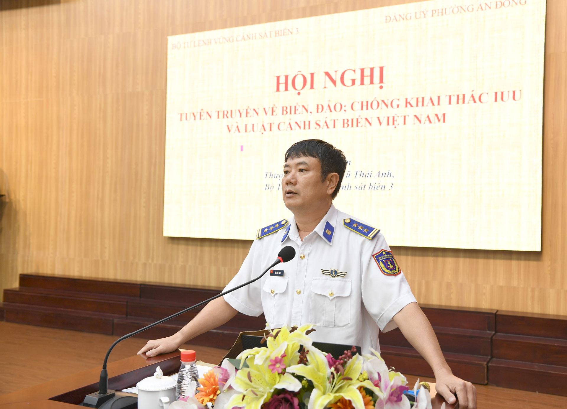 Thượng tá Vũ Thái Anh - Báo cáo viên Bộ Tư lệnh Vùng Cảnh sát biển 3 thông tin tại Hội nghị Thượng tá Vũ Thái Anh - Báo cáo viên Bộ Tư lệnh Vùng Cảnh sát biển 3 thông tin tại Hội nghị