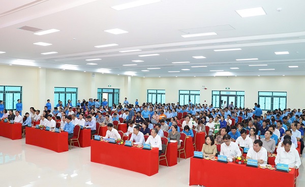 Khánh Hòa: UBND tỉnh cùng Liên đoàn Lao động tổ chức Hội nghị đối thoại với người lao động