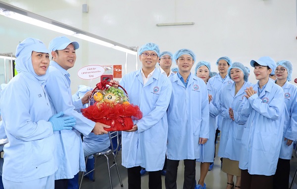 &Ocirc;ng Nguyễn Thanh H&agrave;- Ph&oacute; Chủ tịch UBND tỉnh tặng qu&agrave; cho c&ocirc;ng nh&acirc;n đang trực tiếp sảnh xuất của C&ocirc;ng ty Cổ phần Nước giải kh&aacute;t Yến s&agrave;o Kh&aacute;nh H&ograve;a.