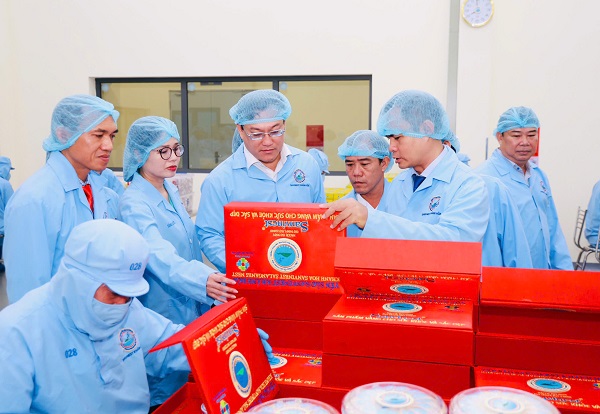 C&aacute;c vị l&atilde;nh đạo đi tham quan Nh&agrave; m&aacute;y sản xuất nguy&ecirc;n liệu Yến s&agrave;o Kh&aacute;nh H&ograve;a