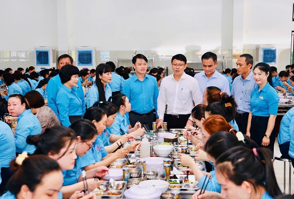 C&aacute;c vị l&atilde;nh đạo đến thăm hỏi, động vi&ecirc;n người lao động đang tham dự 