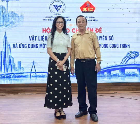 Đại biểu tham dự hội thảo chụp h&igrave;nh lưu niệm.