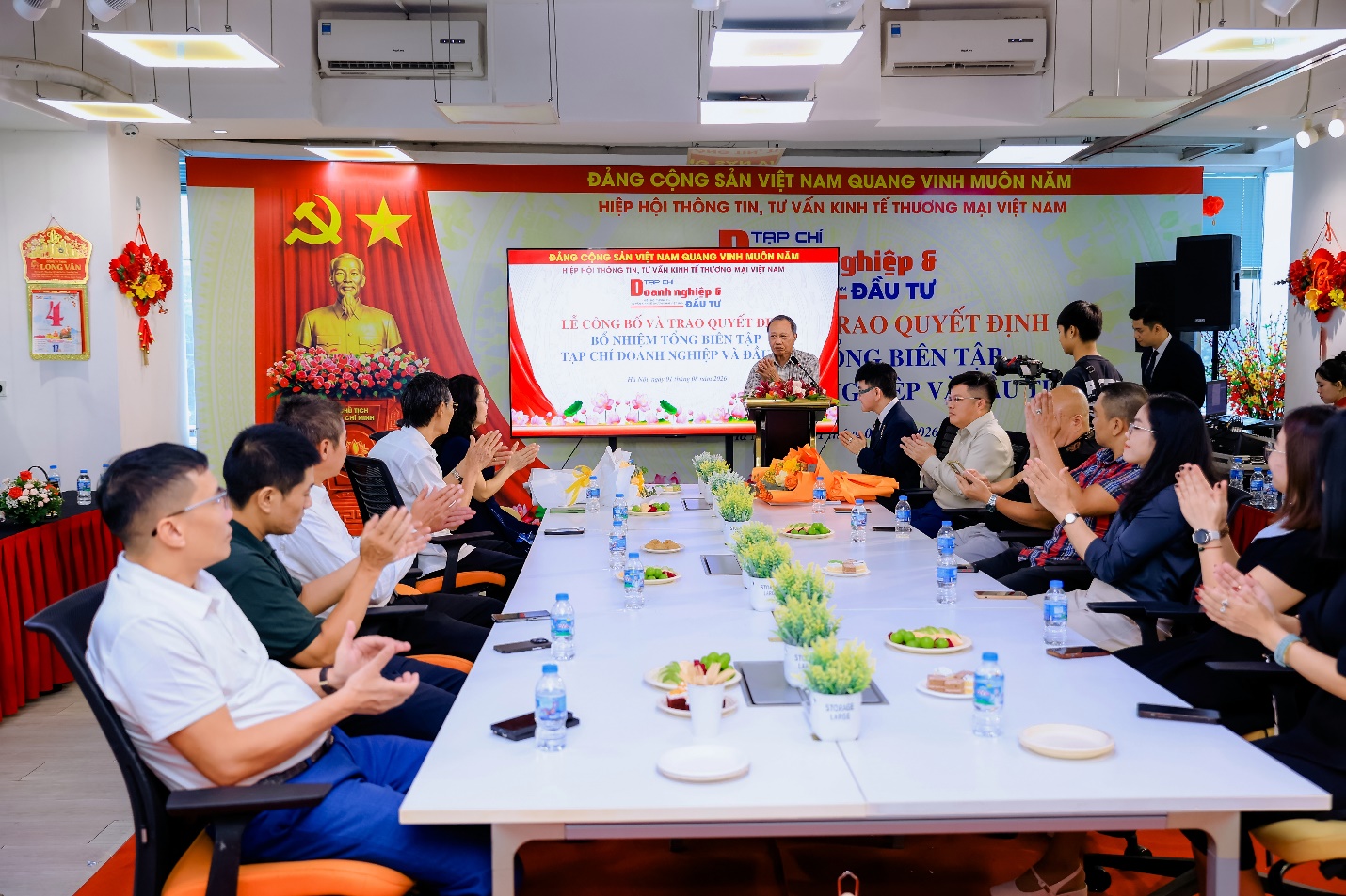 Chủ tịch Hiệp hội Th&ocirc;ng tin, tư vấn kinh tế thương mại Việt Nam Lương Văn Tự ph&aacute;t biểu giao nhiệm vụ v&agrave; ch&uacute;c mừng nh&agrave; b&aacute;o Đ&agrave;o B&igrave;nh tr&ecirc;n cương vị Tổng Bi&ecirc;n tập Tạp ch&iacute; Doanh nghiệp v&agrave; Đầu tư.