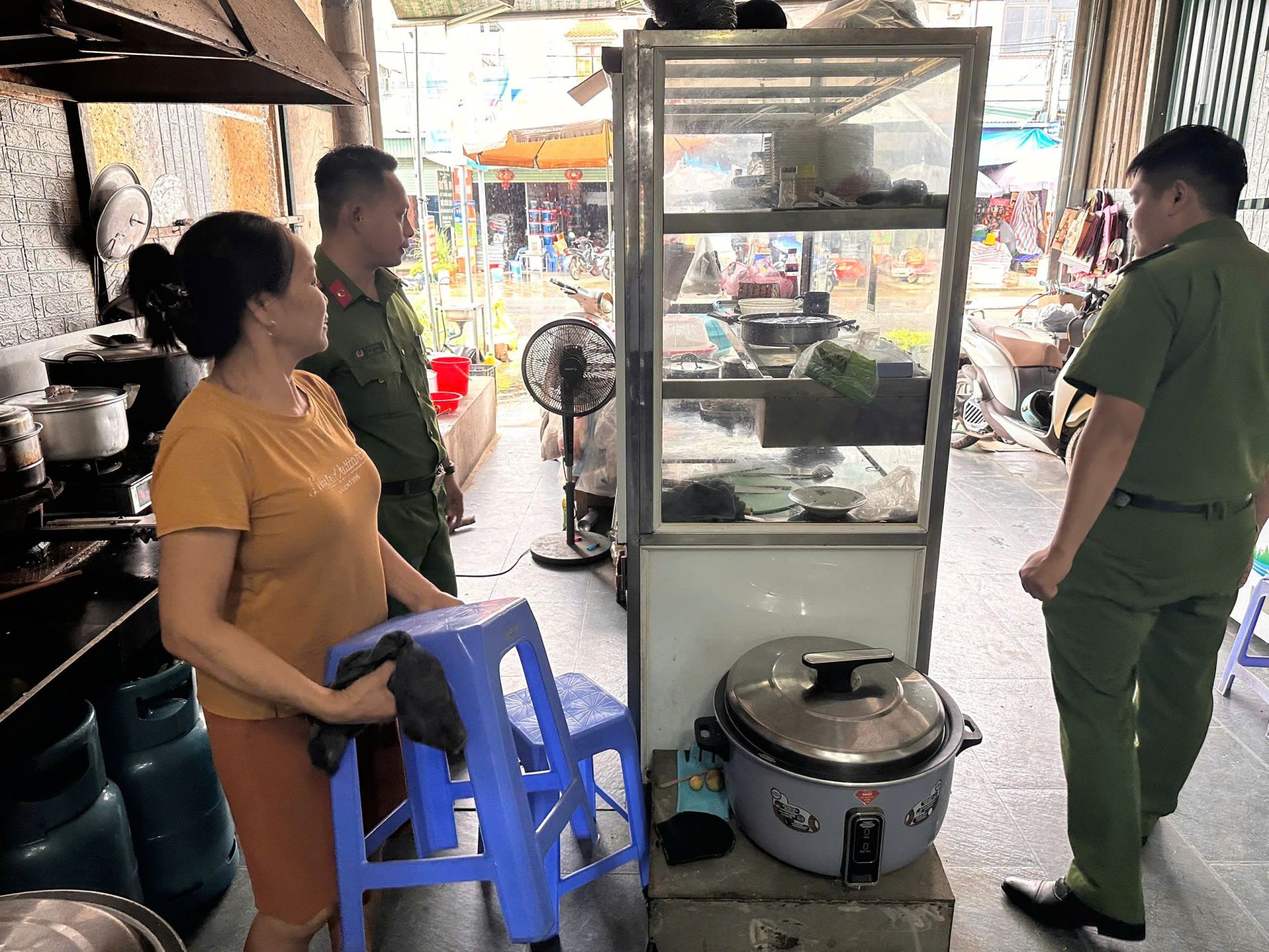 Tuyên Quang: Xử lý vi phạm an toàn thực phẩm tại xã Hồng Thái