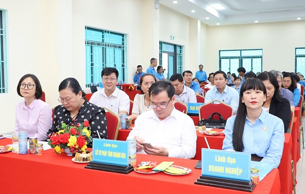 Đại biểu c&aacute;c sở, ng&agrave;nh, doanh nghiệp tới dự