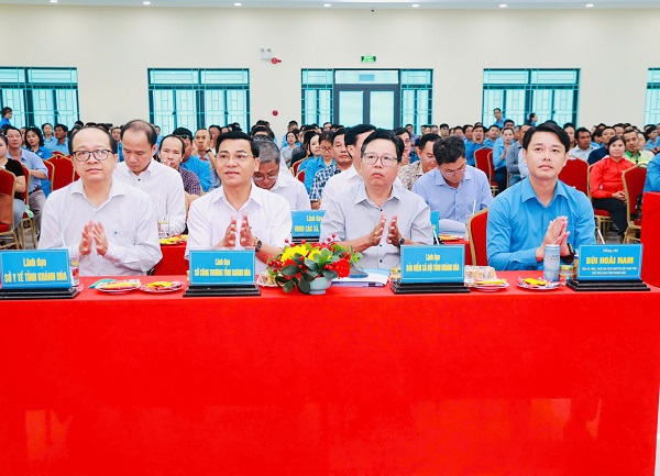 Đại biểu c&aacute;c sở, ng&agrave;nh, doanh nghiệp tới dự