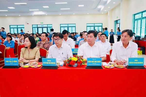 Đại biểu c&aacute;c sở, ng&agrave;nh, doanh nghiệp tới dự