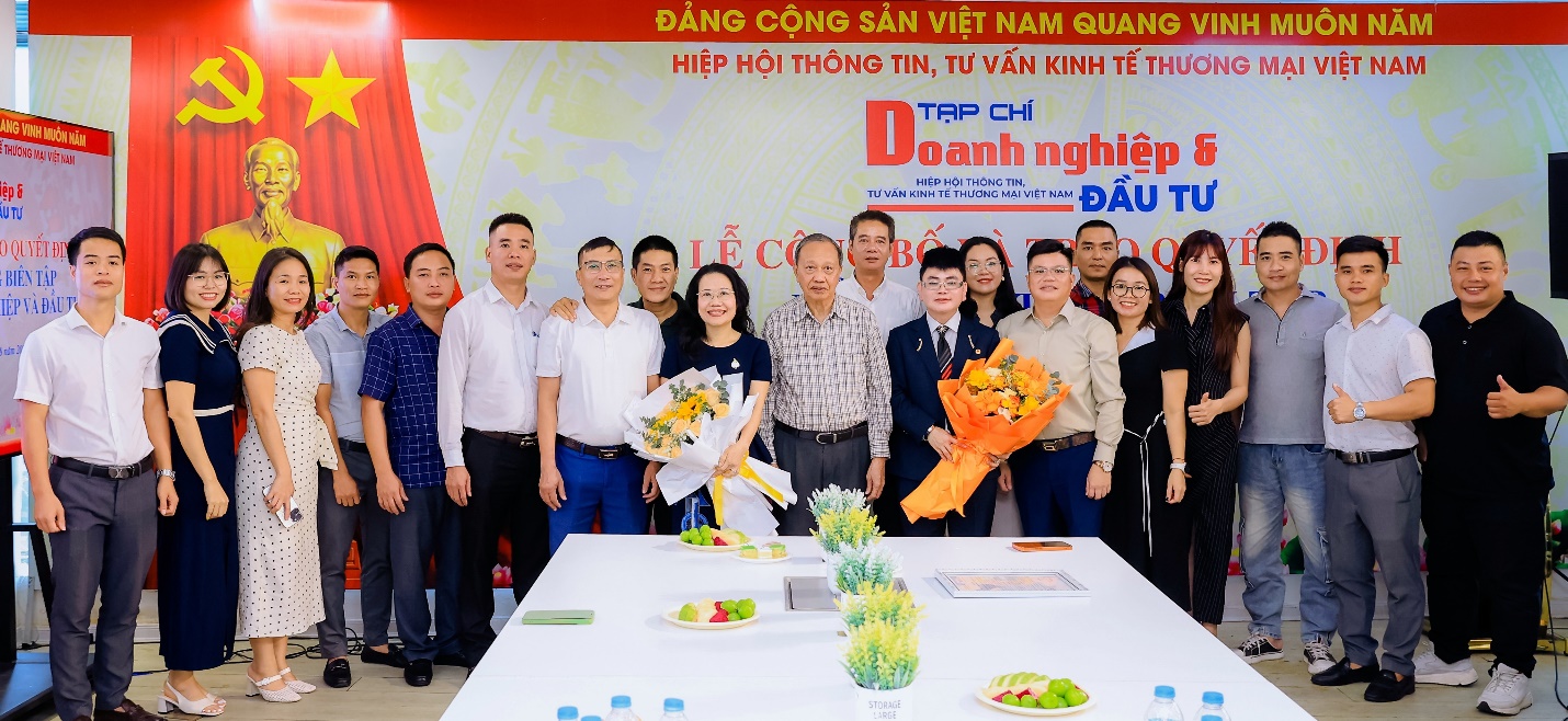L&atilde;nh đạo Hiệp hội Th&ocirc;ng tin, tư vấn kinh tế thương mại Việt Nam c&ugrave;ng tập thể c&aacute;n bộ, ph&oacute;ng vi&ecirc;n, bi&ecirc;n tập vi&ecirc;n Tạp ch&iacute; Doanh nghiệp v&agrave; Đầu tư ch&uacute;c mừng t&acirc;n Tổng Bi&ecirc;n tập Đ&agrave;o B&igrave;nh.